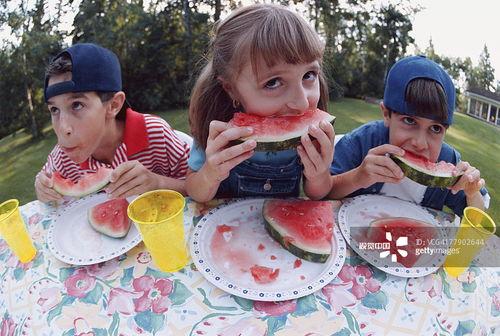 吃瓜群众开心的吃瓜图片,吃瓜群众共享欢乐时光